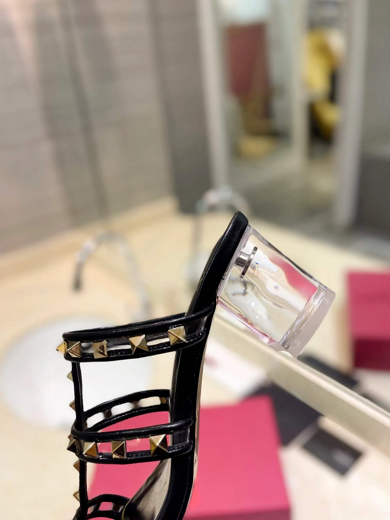 👟👟Ex-factory price 500👟👟 𝑉𝐴𝐿𝐸𝑁𝑇𝐼𝑁𝑂 Valentino ♡ͥ | ²º²⁴💫Purchasing agent level🔍Same color The classic king-shaped slippers with crystal heels are also so beautiful The particularly high-quality hardware brings out a full sense of high-end. After putting it on your feet, you will be stunned and look super slim! The new season lives up to expectations! Worth buying ★Imported cowhide is absolutely high-grade ❥Original method is absolutely sensual ❥Elegant style creates a different feeling🙈 Simple temperament style!  ♡ show bdetails ———————————— ⊿▸: Size｜35-40 (customized at 40.41.42) ⊿▸: Material｜Imported sheepskin + Pvc ⊿▸: Material | Padded sheepskin ⊿▸: Material | Italian🇮🇹 genuine leather outsole ⊿▸: Heel height｜6cm